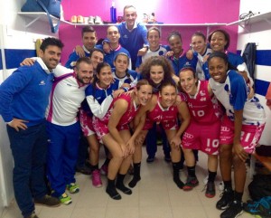 Jugadoras y cuerpo técnico del Conquero Huelva Wagen celebrando la victoria.