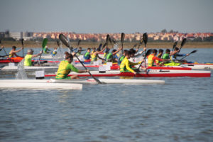 Encuentro de piragüismo en la ría del Odiel.