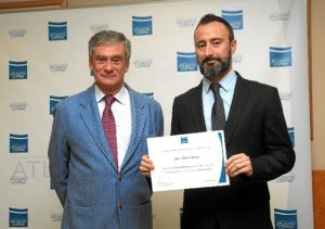 Jesús Contreras entrega el premio a Ignacio Guarinos