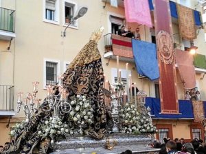 La Victoria regresando a su templo esta tarde del sábado en Huelva. (Foto: @lacajavier)