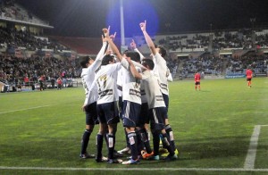 Futbolistas del Recreativo de Huelva realizando una dedicatoria muy especial. (Espínola)