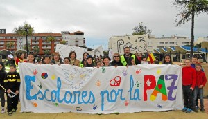 La concejala, M del Carmen Beltran junto a a profesores y alumnos en la cabecera de la Marcha