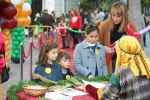 Los Reyes Magos recogen las cartas de los más pequeños en la capital