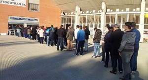 Aficionados del Recreativo de Huelva haciendo colas en las taquillas del Nuevo Colombino.
