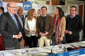 Juanma Moreno junto a Fátima Báñez, Javier Arenas, Loles López, Manuel Andrés González y Pedro Rodríguez hoy en Huelva.