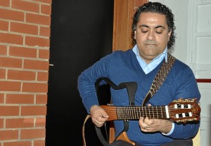 z. Nelson a la guitarra.