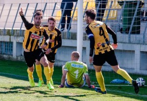 Súper, central del San Roque de Lepe, celebrando un gol.