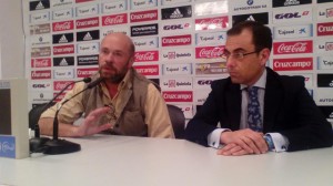 Pablo Comas y Ángel Sánchez, presidente del Recreativo y representante de Huelva Deporte.