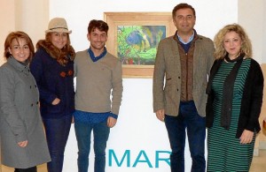 El pintor con miembros del equipo de gobierno