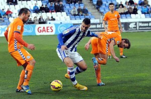 Rubén Mesa rodeado de varios jugadores del Alavés. (Espínola)