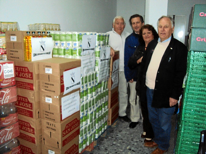 El Alcalde entrega 2 toneladas de alimentos para el Sahara