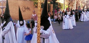 La Cruz de los Espejitos de los Mutilaos, que ha sido restaurada, baja por Montrocal.