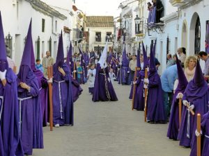 Gran cortejo de nazarenos en el jueves santo