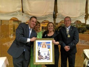 La Alcaldesa junto al Pregonero, la Hermana Mayor y el Presidente de la Hermandad en el Homenaje