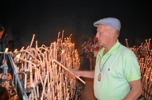 Cientos de velas iluminan  las plegarias de los rocieros.