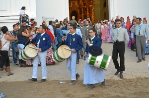 Grupo de tamborileros en las puertas de la ermita.