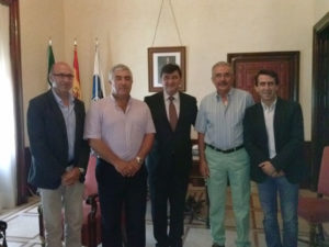 El alcalde de Huelva, Gabriel Cruz, con la directiva del Real Club Marítimo de Huelva.