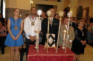 La Alcaldesa junto al Hermano Mayor de la Hdad del Carmen y el Exaltador durante la Misa