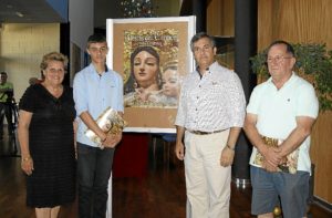 La Alcaldesa junto al Primer Teniente de Alcalde, el autor del Cartel y el Teniente de Hermano Mayor del Carmen