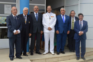 El Almirante Jefe de la Flota de la Armada Española y miembros de la Real Sociedad Colombina Onubense y del Ayuntamiento de Huelva.