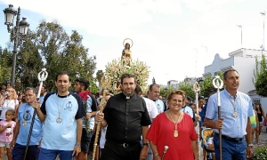 La Alcaldesa junto al Cura Parroco, el presidente del Consejo y el Secretario de la Hermandad en la presidencia de la Procesion