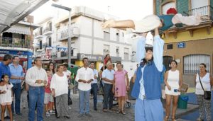 La Alcaldesa y el resto de autoridades observan uno de lso espectaculos de la muestra