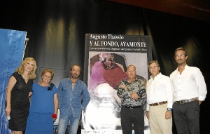 Nieves Herrero, la Alcaldesa, Antonia Grao, el pintor, el autor del libro, el Primer Teniente de Alcalde y elTeniente de Alcalde y concejal de Patrimonio