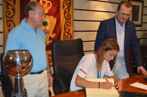 Marta Garrido firmando en el libro de honor del Ayuntamiento de Punta Umbría.