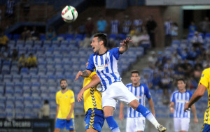 Manu Molina rematando forzando un centro. (Espínola)