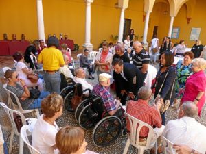 Alcalde y concejales con enfermos y familiares