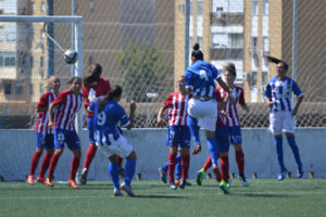 Gol de Sandra, central del Cajasol Sporting, ante el Atlético de Madrid.