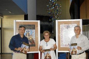 La Alcaldesa, en el centro, junto al Primer Tte de Alcalde y el Tesorero del Consejo