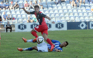 Kikas tirándose al suelo ante un jugador del Mérida. (Espínola)