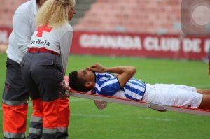 Diego Jiménez retirándose lesionado del campo. (Javier del Camps)