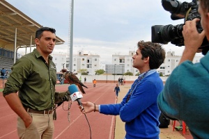 Francis Silva, organizador del evento, entrevistado por Tele 5