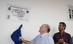 José Acosta descubriendo la placa de su peña madridista en Isla Cristina.