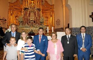 La Alcaldesa junto al Exaltador y su familia, el Presidente del Consejo y algunos de los Portavoces