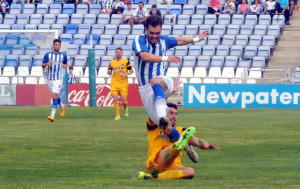 Cristian Fernández, intentando irse en velocidad. (Espínola)