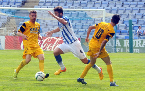 Carlos Delgado, central del Recreativo, ante el UCAM. (Espínola)