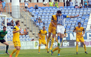 Remate de gol de Antonio Núñez, que significó la victoria ante el UCAM Murcia. (Espínola)