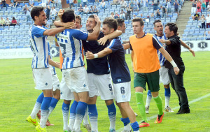 Jugadores del Recreativo celebrando el gol de la victoria. (Espínola)