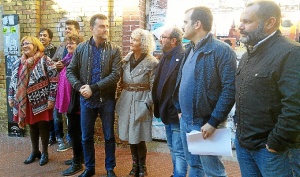 Antonio Maillo, Daniel Hernando junto con integrantes UP-IU en Huelva en Paseo Santa Fe