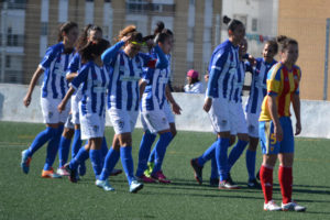 Jugadoras del Cajasol Sporting celebrando la victoria ante el Valencia. (Francisco J. López)