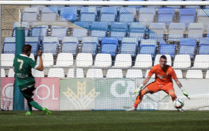 Gol de Melchor del Algeciras ante Rubén. (Espínola)