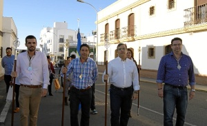 Francisco Gonzalez en el centro junto al presidente de la Hermandad y Jose Perez a la derecha de la imagen