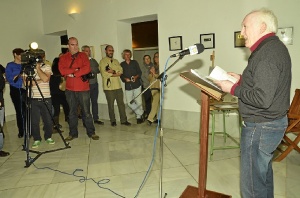 Joaquin GOmez leyendo algunos poemas.