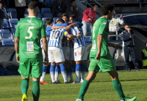 Jugadores del Recreativo celebrando la victoria ante el Villanovense. (Espínola)