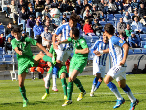 Arthuro, cebeceando a gol ante el Villanovense. (Espínola)