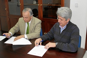 Presidente-Hermandad-y-el-Dtor-Refineria-firmando-el-convenio