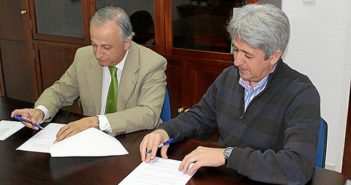 Presidente Hermandad y el Dtor Refineria firmando el convenio